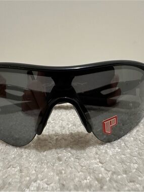 Oakley Mens Sport Shield Sunglasses in Black with Dark Smoke Lenses